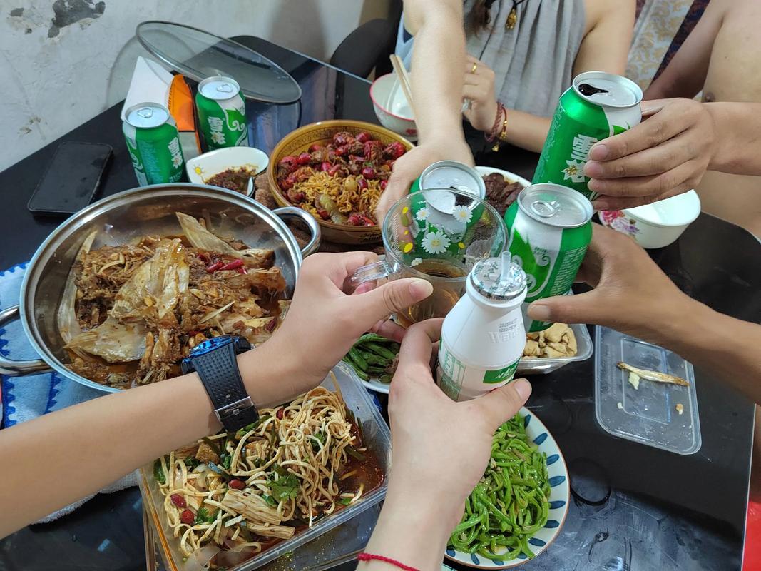 快手哥哥姐姐吃饭了