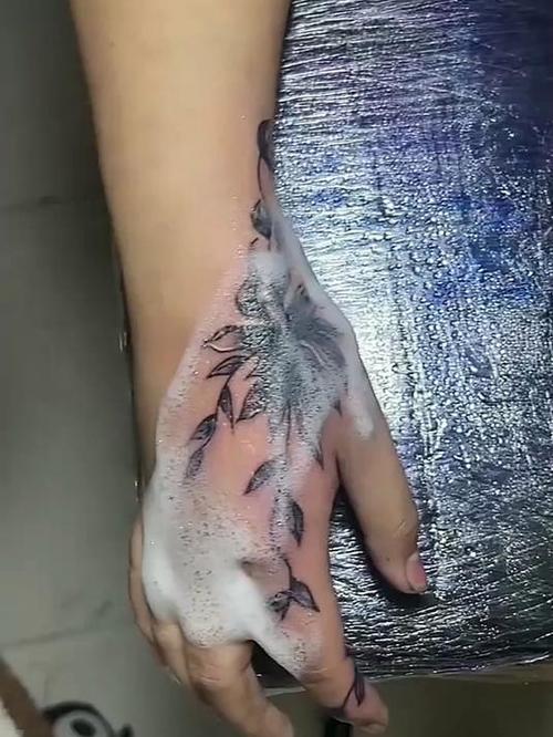 快手莫大姐手上纹身