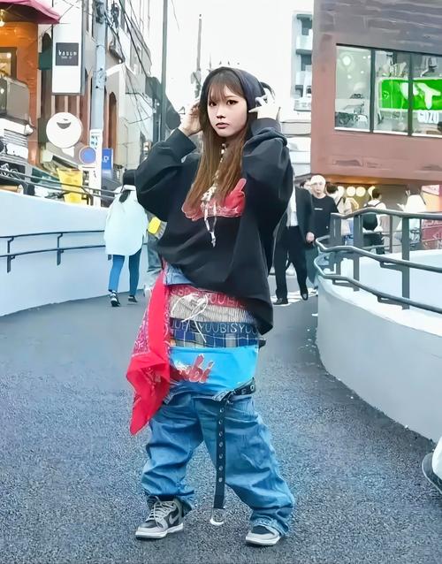 穿奇怪衣服美女快手