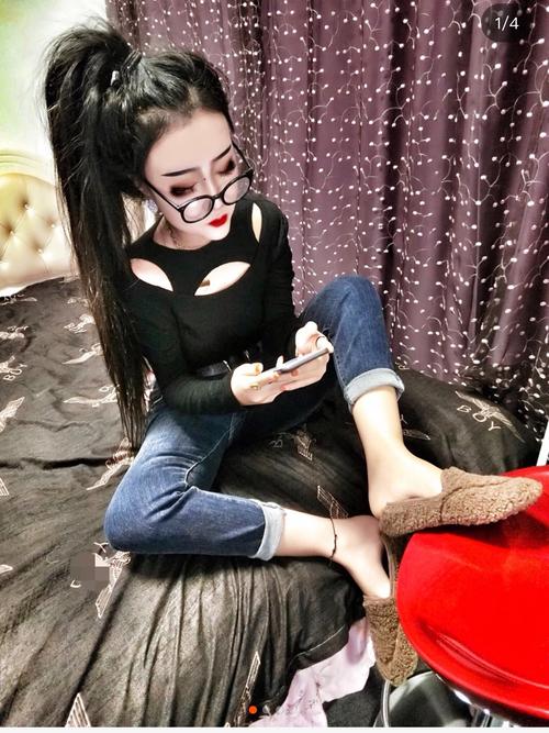 穿奇怪衣服美女快手