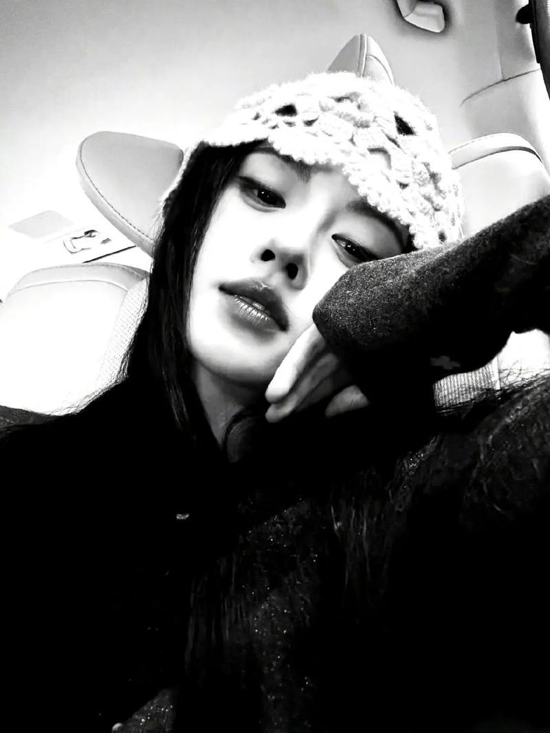 抖音黑白尾巴自拍门