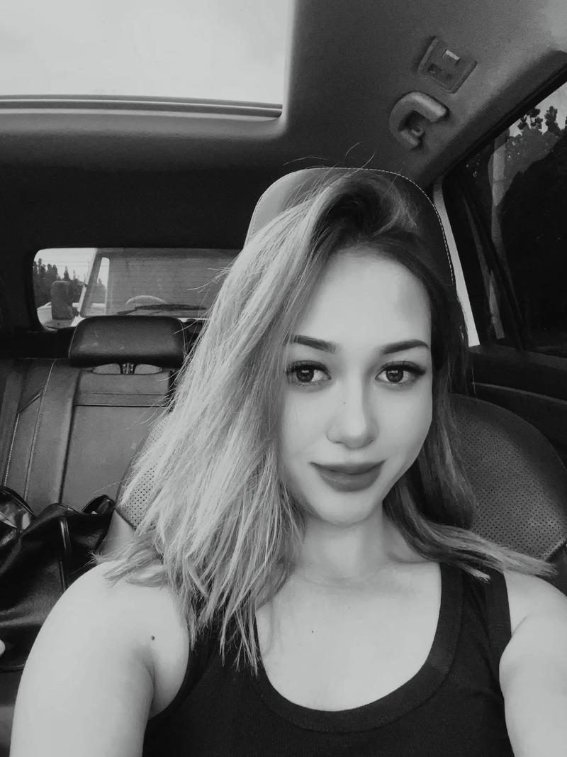 抖音黑白尾巴自拍门