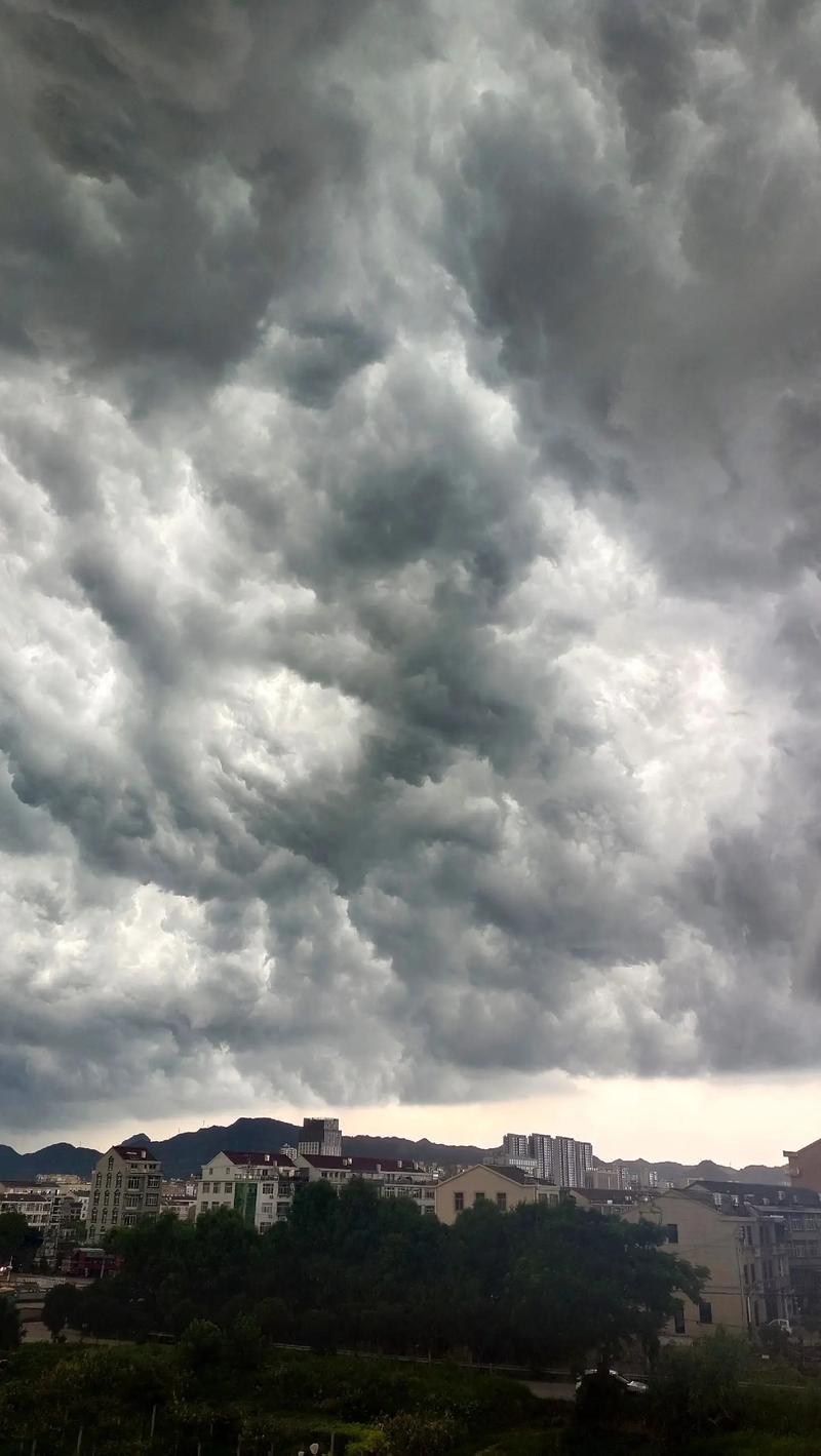 抖音里面的云朵下雨