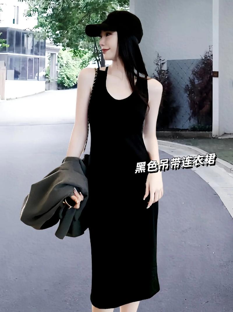 抖音黑色连衣裙露背