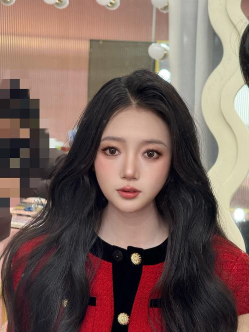 快手直播化妆的女生