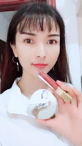 快手直播化妆的女生