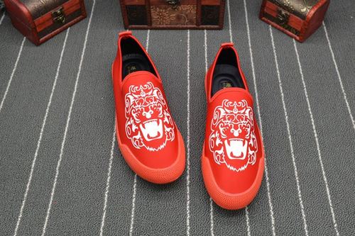 快手王小国红色鞋子